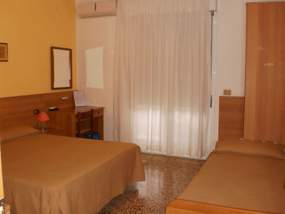 Pensione Imperia Lignano Sabbiadoro Esterno foto