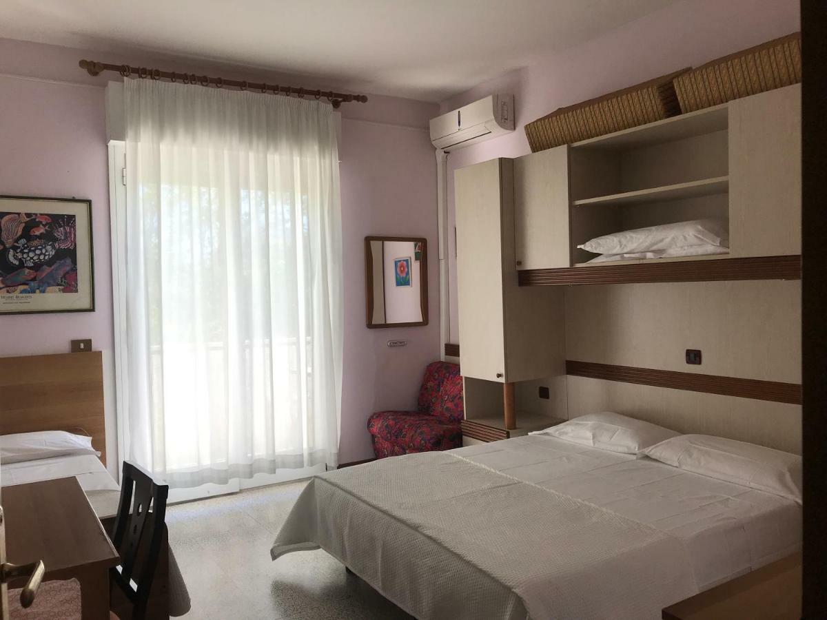 Pensione Imperia Lignano Sabbiadoro Esterno foto